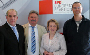 Henry Wiedemann, Bernd Klapper und Timo Jung (v.l.n.r) mit Katja Mast