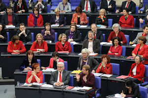 Abgeordnete der SPD-Fraktion zeigen am Internationalen Frauentag dem Lohngefälle die rote Karte