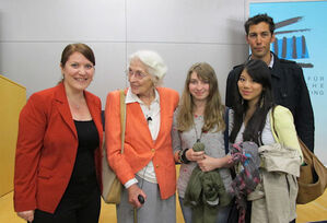 Sigune Wieland, Hildegard Hamm-Brücher, Sherrylynn Fischer und Wan An mit ihrem Lehrer Florian Schuler (v.l.)