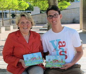 Katja Mast gibt dem PPP-Stipendiaten Lucian Duss ein Vesperbrettle aus Pforzheim mit auf den Weg nach Amerika.