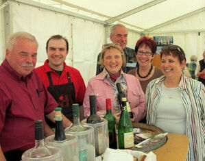 Katja Mast (Mitte), Gisela Dannecker (1.v.rechts), Timo Steinhilper, (2.v.l.)