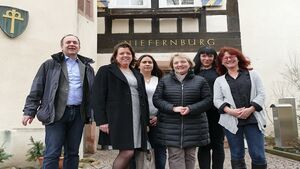 Vor den Pforten der Niefernburg: Katja Mast gemeinsam mit der Bürgermeisterin Birgit Förster, Martina Fritz - Leiterin d