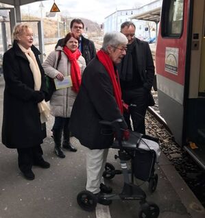 Mit dem Rollator hat Eva Oppermann keine Chance, alleine in den Zug zu kommen.