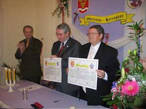 Schon bei der Besiegelung der Partnerschaft dabei: Reinhold Gall MdL mit den Bürgermeistern von Hercegkút und Obersulm