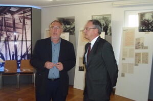 Hauptamtsleiter Joachim Ziller stellt Andreas Stoch das neue Konzept vor.