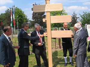 Reinhold Gall bei der Verleihung der Europafahne an seine Heimatgemeinde Obersulm (2011)