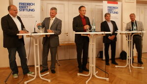 Im Podium (v.l.): Dr. Claus Deyle, Thomas Knapp, Andreas Stoch, Uli Rink und Dieter Walch