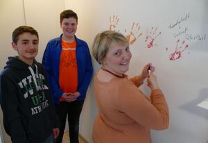 Katja Mast darf sich an der Wand der PartyZip AG des Sperlingshofes verewigen