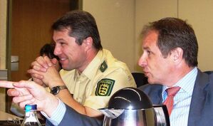 Reinhold Gall hat einen guten Draht zur Polizei. Hier beim Besuch des Autobahnpolizeireviers in Weinsberg.