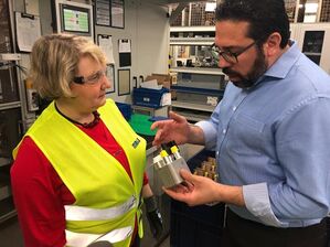 Prozessleiter Leonardo Girardi erklärt Katja Mast Aufbau und Wirkungsweise eines Batteriekühlers. Bild: Privat