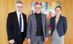 IHK-Präsident Markus Maier (l) mit Andreas Stoch und IHK-Hauptgeschäftsführerin Michaele Eberle