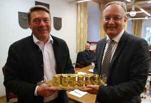 BM Stütz bedankt sich mit hochenergetischem Könisgbronner Honig und wünscht Andreas Stoch viel Erfolg bei seiner Arbeit