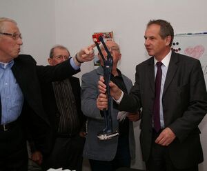 Jakob Hofmann erläutert die Bedeutung der Skulptur