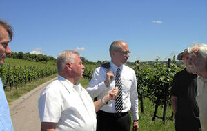 Günter Hauf berichtet Peter Simon über Arbeiten im Weinberg