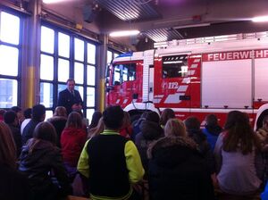 Die Kinder lauschen gespannt der Geschichte über den Feuergeist
