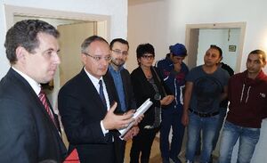 Peter Polta, Andreas Stoch, Michael Singer und Sabine Bodenmüller im Gespräch mit Flüchtlingen (v.l.)