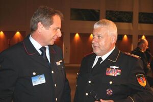 Feuerwehrtag im Leipzig, Juni 2010: Reinhold Gall im Gespräch mit dem Präsidenten des DeutscheN Feuerwehrverbandes