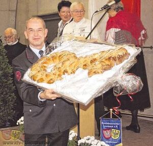 Kommandant Bernd Kircher erhält einen leckeren Schlüssel zur Einweihung des neuen Feuerwehrhauses (Quelle: KFV Heilbronn