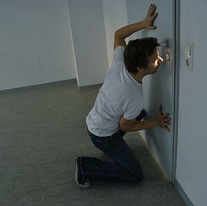 Einfach mal reinschauen! (Quelle: photocase.com // kallejipp)