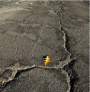 Kaputte Straßen ärgern die Autofahrer (Bildquelle: photocase.com/läns)