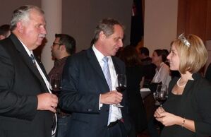 Reinhold Gall im Gespräch mit dem württ. Weinbaupräsident Hermann Hohl und der württ. Weinkönigin Nina Hirsch